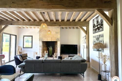 un salon avec un canapé et une cheminée dans l'établissement Villa Normande - Entre Terre et Mer, à Tourgéville