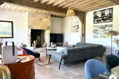 un salon avec un canapé et une cheminée dans l'établissement Villa Normande - Entre Terre et Mer, à Tourgéville