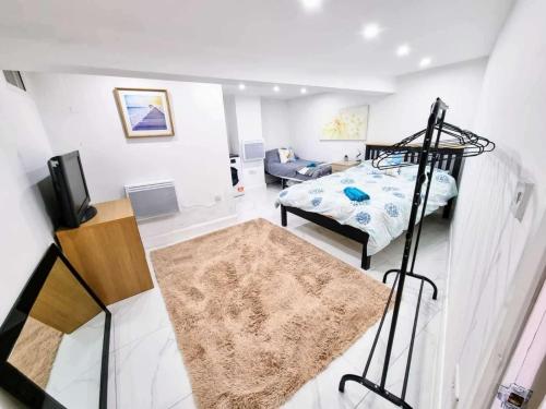 Un dormitorio con una cama y una sala de estar. en Cozy Sleep 5 Hudds Base -Work Travel Free Parking, en Huddersfield