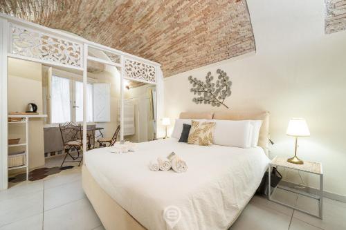 Кровать или кровати в номере Amo Castle Rooms