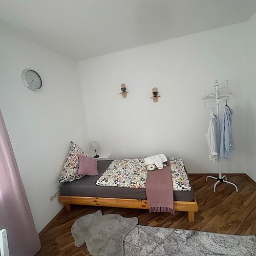 a bedroom with a bed in the corner of a room at Ferienwohnung in Göppingen