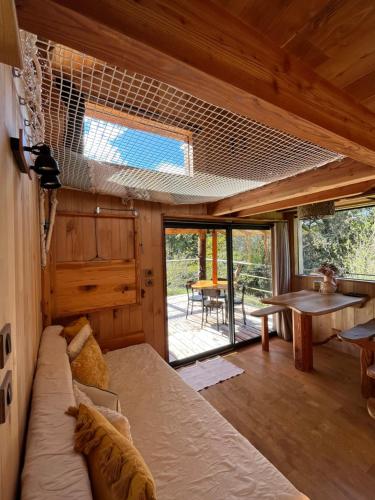 - une chambre avec un canapé et une table dans l'établissement La Cabane le Cœur de Xanet, à Bassussarry