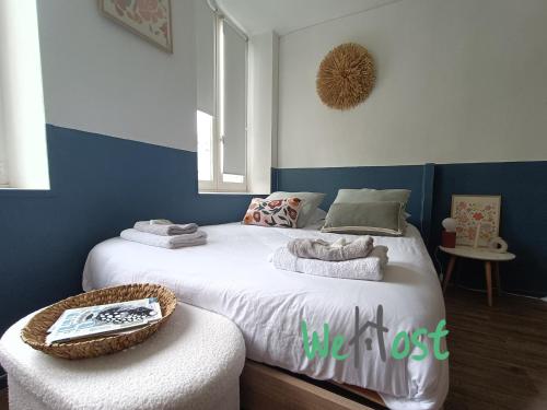 une chambre avec un lit avec des serviettes dessus dans l'établissement Saint Nicolas Studio Central Vieux Port, à La Rochelle