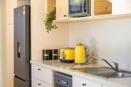 Η κουζίνα ή μικρή κουζίνα στο Sunny 1BR house, sleeps 4, near Fremantle, Fiona Stanley Hosp & Cockburn Getaway