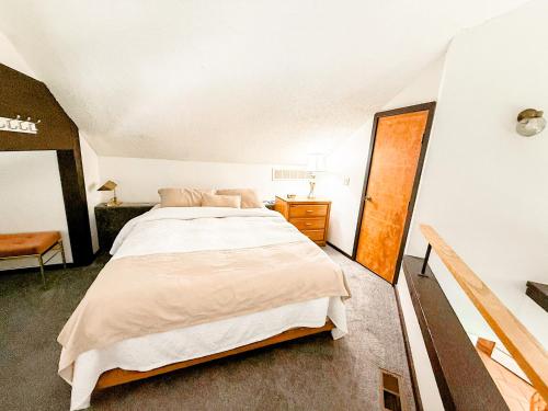 a bedroom with a large white bed in a room at Treetop Village-3bed3bapoolslakefrontlakeview in Four Seasons