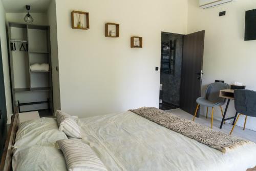 Postel nebo postele na pokoji v ubytování Cabanutele "La Garaj"