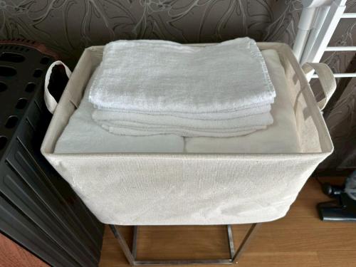 a tray with white towels on top of it at カサデューク平岸45 in Toyohira