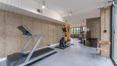 Fitness centrum a/nebo fitness zařízení v ubytování Lakeview Condo Wdockpoolhottubsauna-sleeps 8
