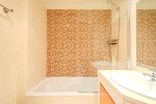 a bathroom with a bath tub and a sink at Entre o Vale e o Mar - Vale Parra in Guia