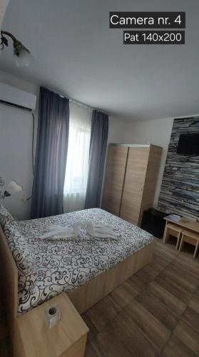 a bedroom with a bed in a room at Sîrbu Orsova in Orşova