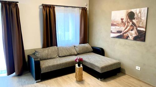 a living room with a couch and a window at Villetta Moscal - Buon Gusto in Affi