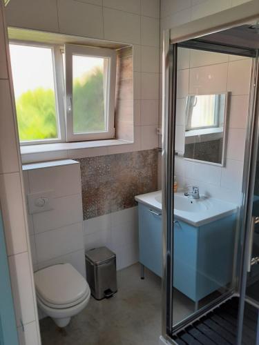Ένα μπάνιο στο ruim driepersoons appartement