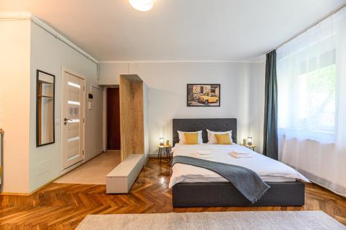 een slaapkamer met een bed en een groot raam bij Studio Modern 10 in Braşov