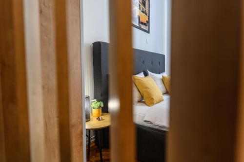 een slaapkamer met een bed, een tafel en een spiegel bij Studio Modern 10 in Braşov