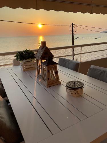 シビリにあるHOUSE IN FRONT OF THE SEa!の夕日のビーチを望むテーブル