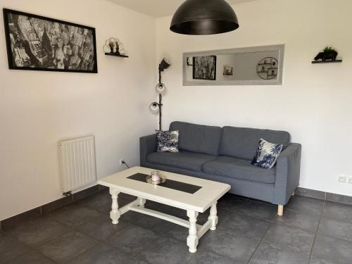 un salon avec un canapé et une table basse dans l'établissement Azursalsa, à Roquefort-les-Pins