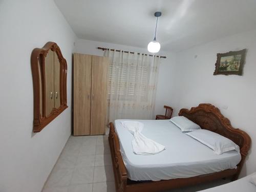 Thomas Apartment في هيماري: غرفة نوم بها سرير ذو ملاءات بيضاء ومرآة