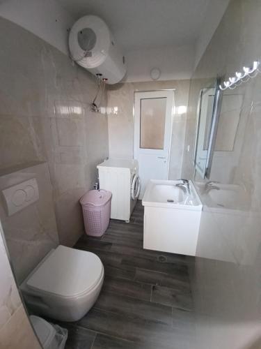 Thomas Apartment في هيماري: حمام أبيض اللون مزود بمرحاض ومغسلة