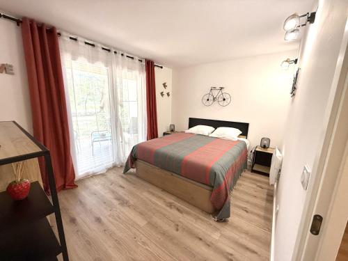 une chambre avec un lit et une grande fenêtre dans l'établissement Fiori di Cala Rossa Signature, à Lecci