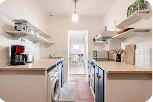 Photo de la galerie de l'établissement hébergement climatisé en Luberon terrasse vue imprenable, à Robion