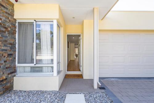 Gallery image of Charming Hampton-Style Retreat,Tranquil Private Bedroom with Shared Bathroom in Hamilton Hill