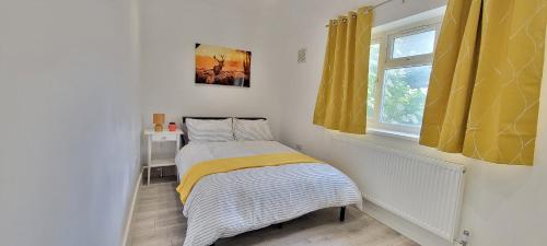 Un dormitorio pequeño con una cama y una ventana. en Dagenham - House - Sleeps 4 - Garden - City Centre, en Dagenham