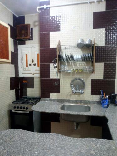 a kitchen with a sink and a stove at برج القط للشقق الفندقيه المفروشة in Marsa Matruh