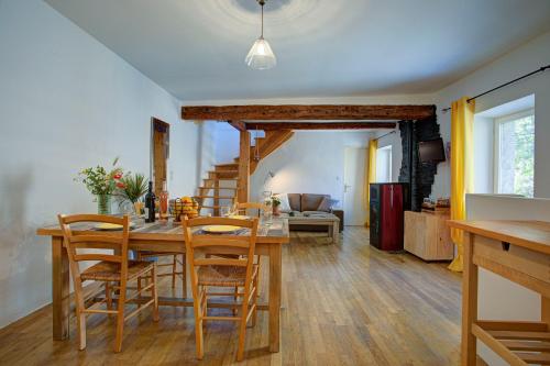 Χώρος καθιστικού στο L'Oustalet - Single-family home with terrace Oustalet