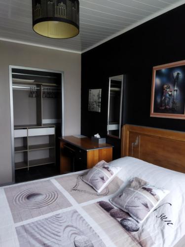 - une chambre avec un lit et un bureau dans l'établissement appartement pour famille amis ou colègue, à Cholet