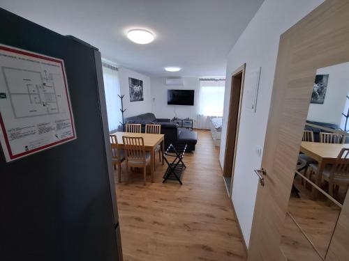 TV a/nebo společenská místnost v ubytování 3 JABLANE apartmaji