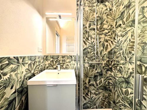 een badkamer met een wastafel en een douche bij Affaccio su le Lupe in Siena