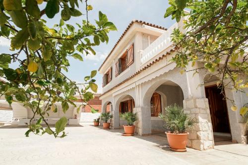 a building with potted plants in front of it at Gran casa Velero - Exclusividad, sol y mar in Alicante