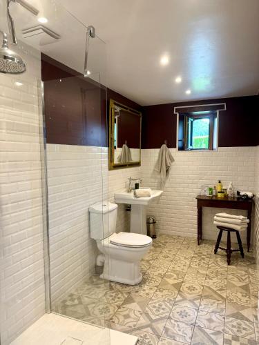 une salle de bain avec toilettes et lavabo dans l'établissement Chez Nosch, à Plouégat-Guérand