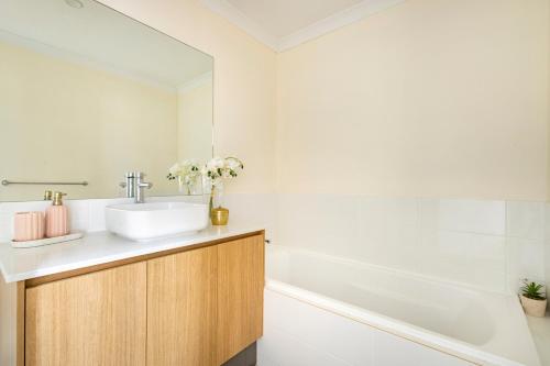 Gallery image of Charming Hampton-Style Retreat,Tranquil Private Bedroom with Shared Bathroom in Hamilton Hill