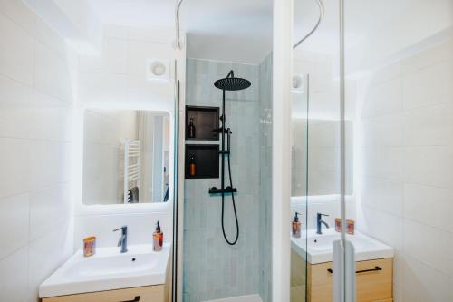 une salle de bain avec douche et lavabo dans l'établissement BonAltitude - T3Bis - Sérénité, vue sur Pyrénées, à Toulouse