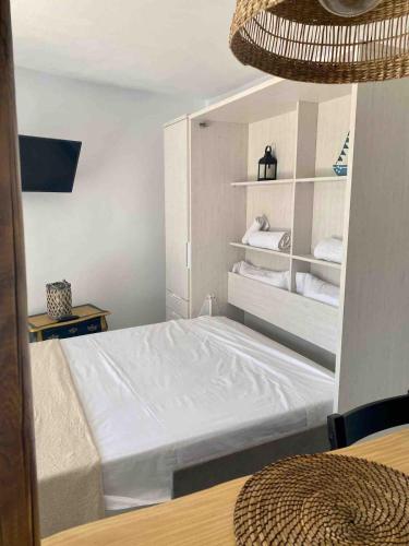 una camera con letto e scaffali con asciugamani di Studio Apartment in Beautiful Chalet, Finca FAZ a Jávea