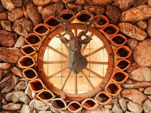 a wall with a window with a deer head on it at Davitiani in Tʼelavi