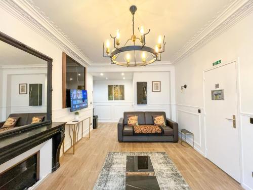 un salon avec un canapé et une cheminée dans l'établissement 106 - Urban Luxury Opera Gustav Klimt, à Paris