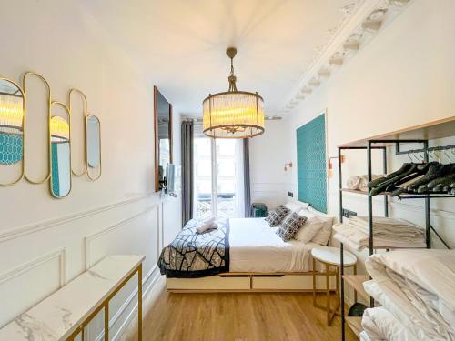 une chambre avec un lit et une pièce avec une fenêtre dans l'établissement 106 - Urban Luxury Opera Gustav Klimt, à Paris