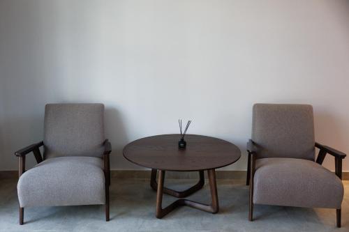 two chairs and a table and a table and chairs at Апартаменти в центрі Шаян in Shaian