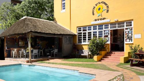 Πισίνα στο ή κοντά στο A Sunflower Stop Backpackers