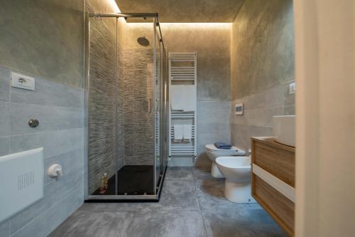 a bathroom with a glass shower and a toilet at La Casa del Bersagliere - STUDIO in Biella