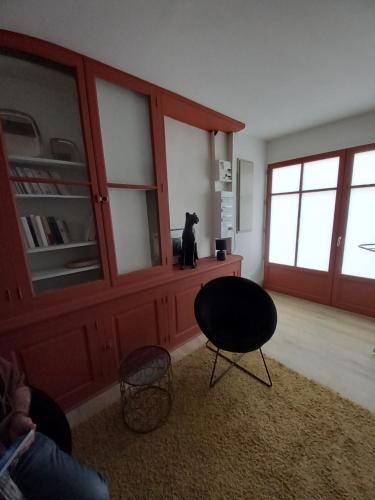 une pièce avec un chat noir assis sur un comptoir dans l'établissement Maison du coutelier, à Carcassonne