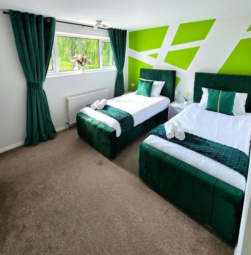 a hotel room with two beds and a window at Luxury Modern Comfy 3BR House Contractors Family in Kettering