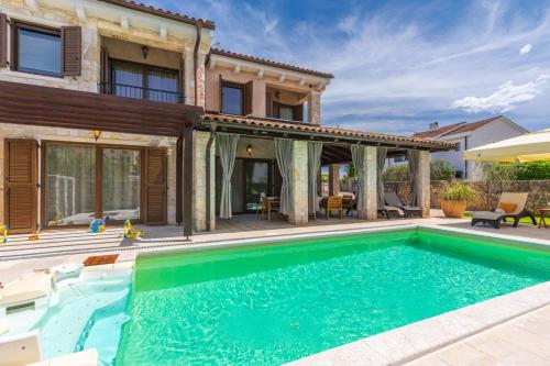 Πισίνα στο ή κοντά στο Holiday house SEASCAPE II with heated pool near the sea