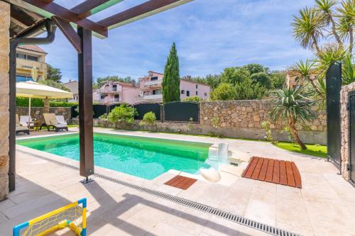 Holiday house SEASCAPE II with heated pool near the sea