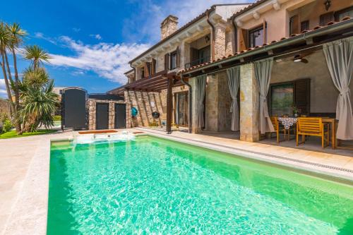 Holiday house SEASCAPE II with heated pool near the sea