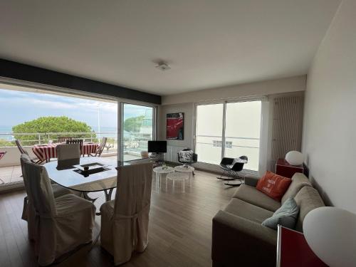 un salon avec un canapé et une table dans l'établissement Appartement T3 Central à Arcachon avec Vue Mer, Terrasse, Wifi et Parking - FR-1-374-52, à Arcachon
