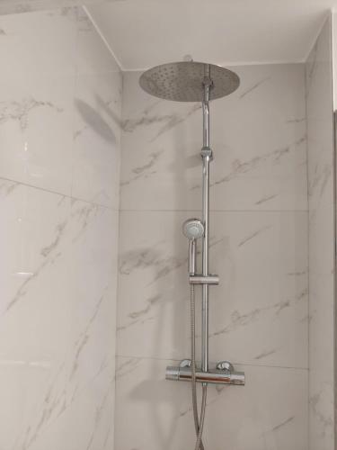 une douche avec pommeau de douche dans une salle de bain dans l'établissement Appartement à Sainte-Maxime, à Sainte-Maxime
