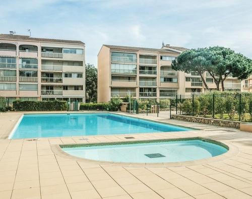une grande piscine devant un immeuble dans l'établissement Appartement à Sainte-Maxime, à Sainte-Maxime